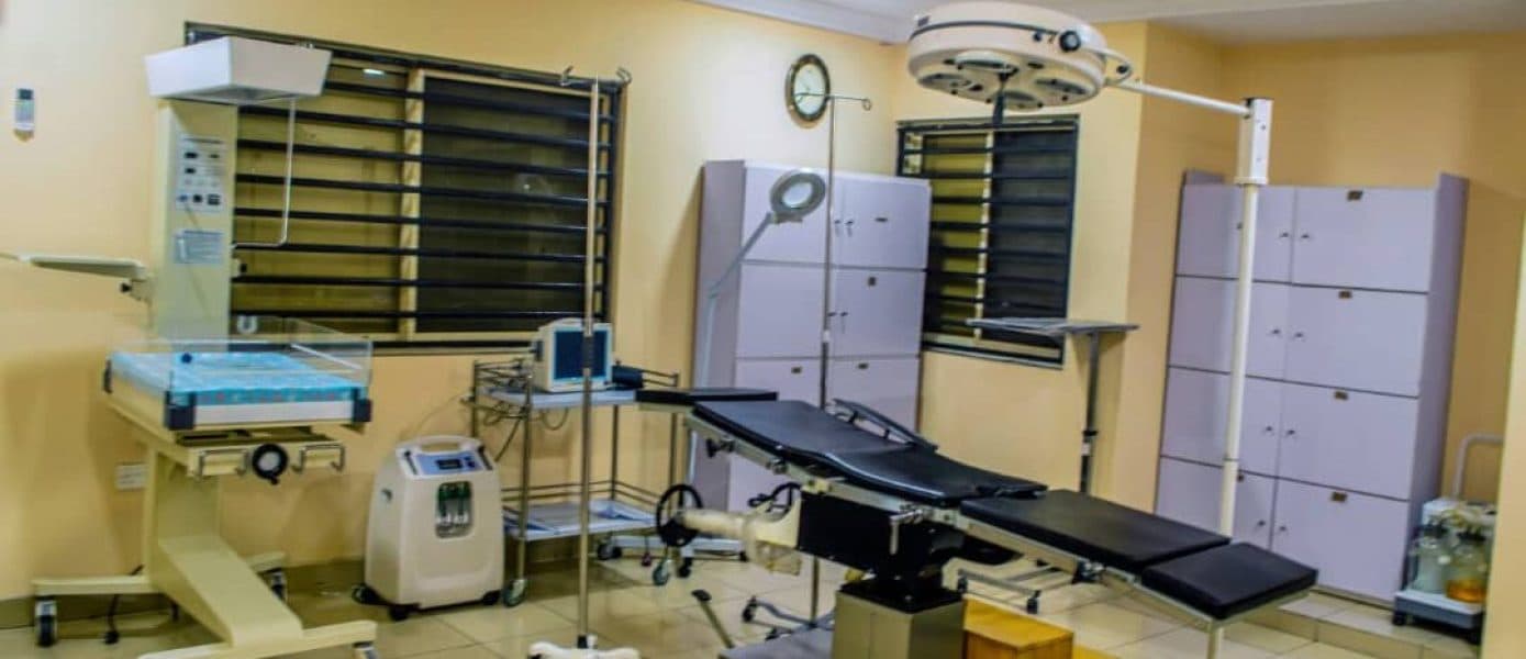 A well-equipped hospital examination room.